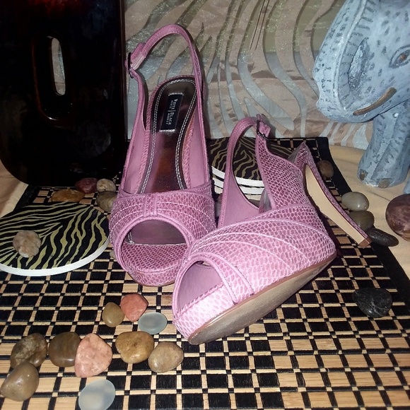 Sassy Textured WHBM Slingback Heels. - Picture 6 of 6